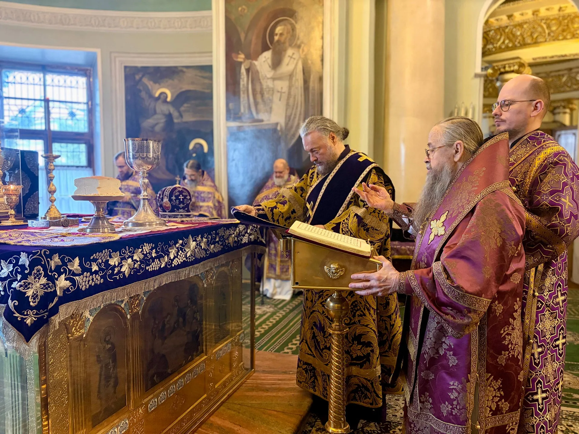 В Великий Четверг епископ Алексий возглавил Литургию в Даниловом монастыре