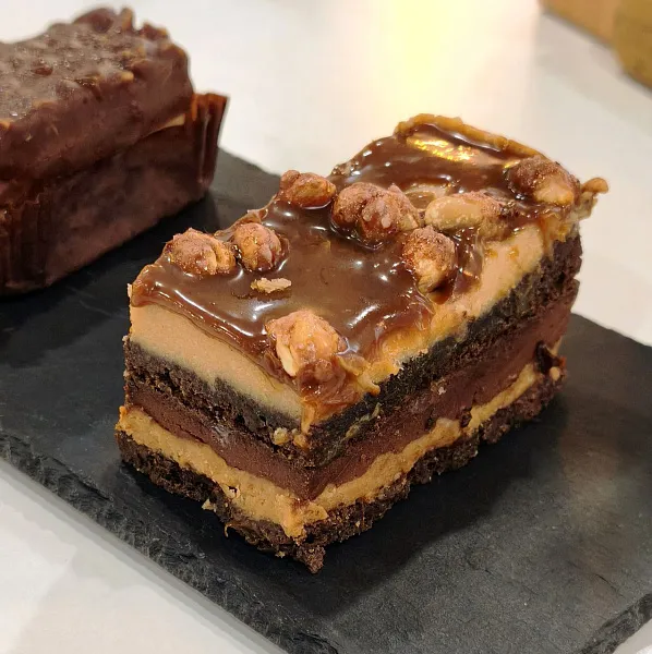 Пирожное карамельно-ореховое