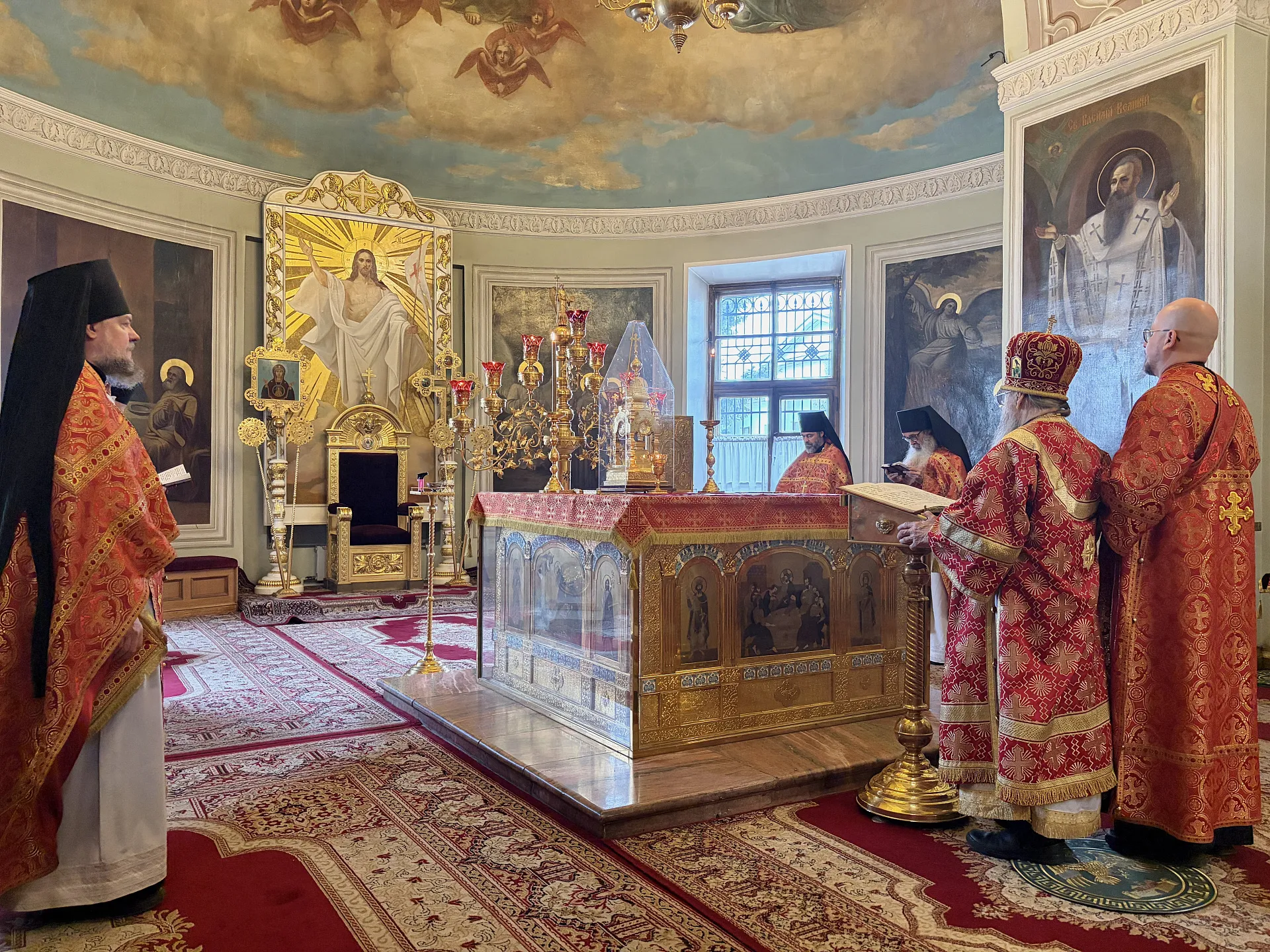 Божественная Литургия в Троицком соборе в Неделю 3-ю по Пасхе, святых жен-мироносиц