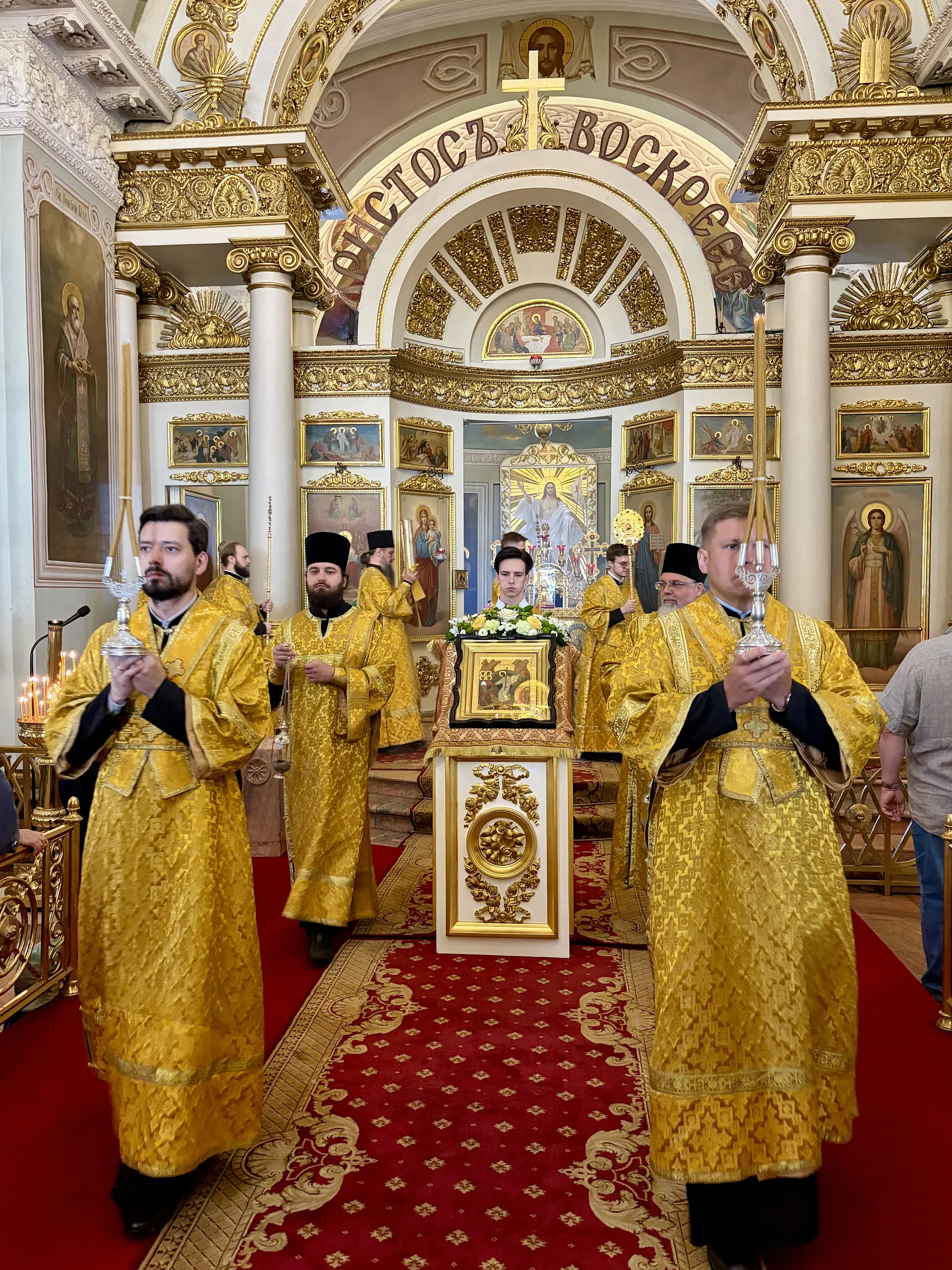 Божественная Литургия в Троицком соборе в Неделю 2-ю по Пятидесятнице 