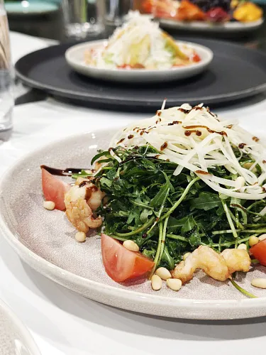 Салат с рукколой и креветками