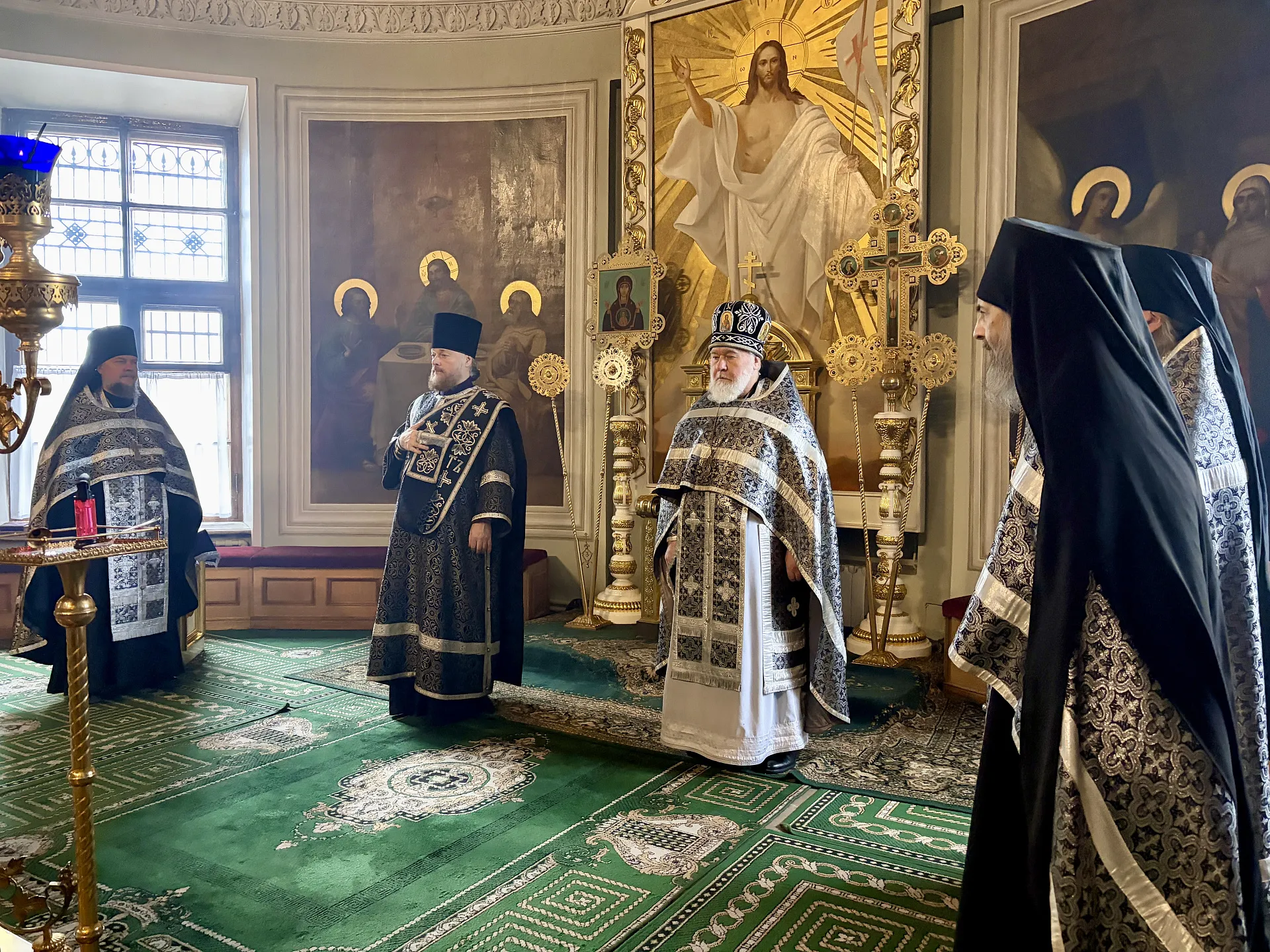 В Великий Пяток в Даниловой обители совершена вечерня с выносом Плащаницы Спасителя