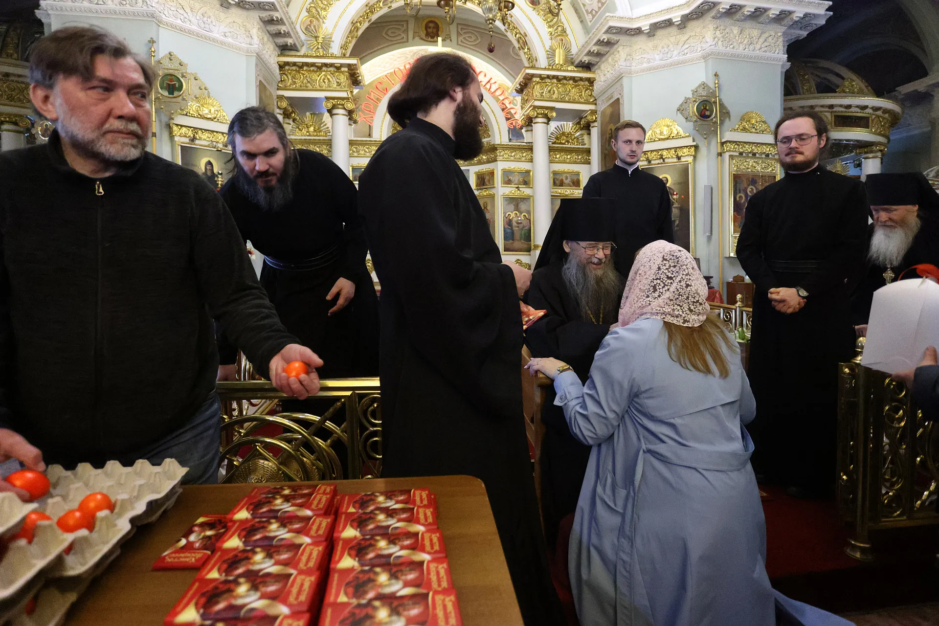 Сотрудники Данилова монастыря поздравили наместника обители с праздником Воскресения Христова