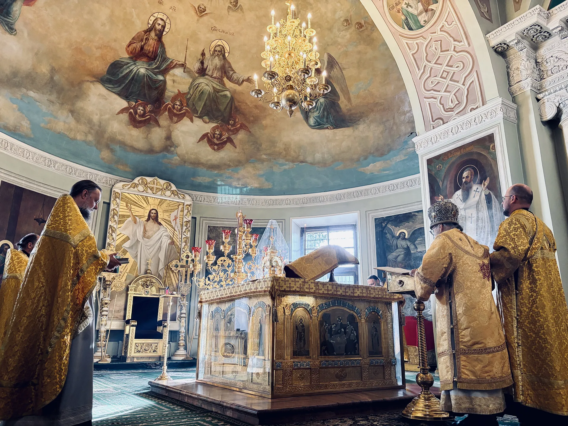 В день памяти святителей Московских епископ Алексий совершил Литургию в Даниловом монастыре 