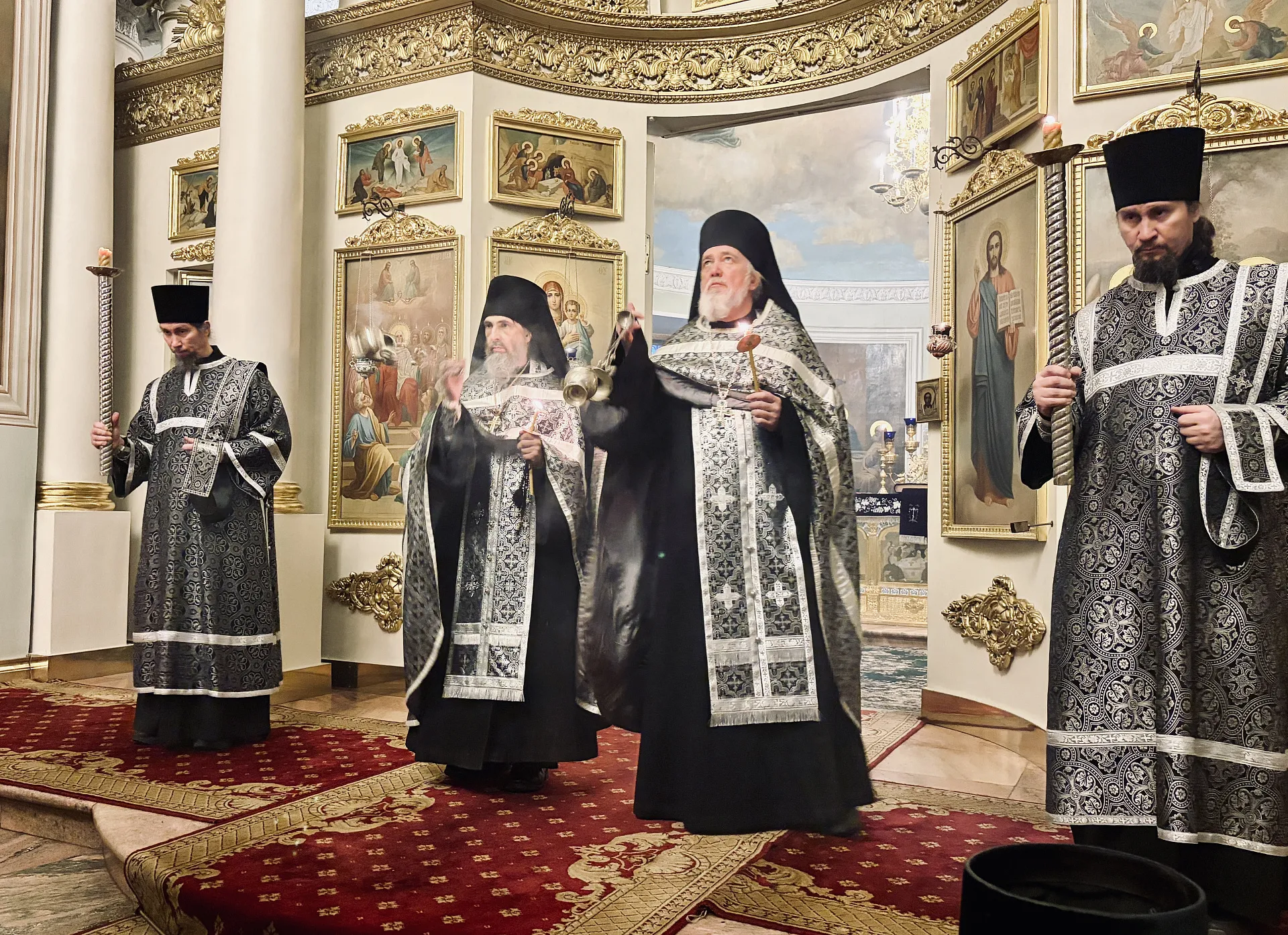 В канун Великой Субботы епископ Алексий возглавил утреню с чином погребения в Троицком соборе