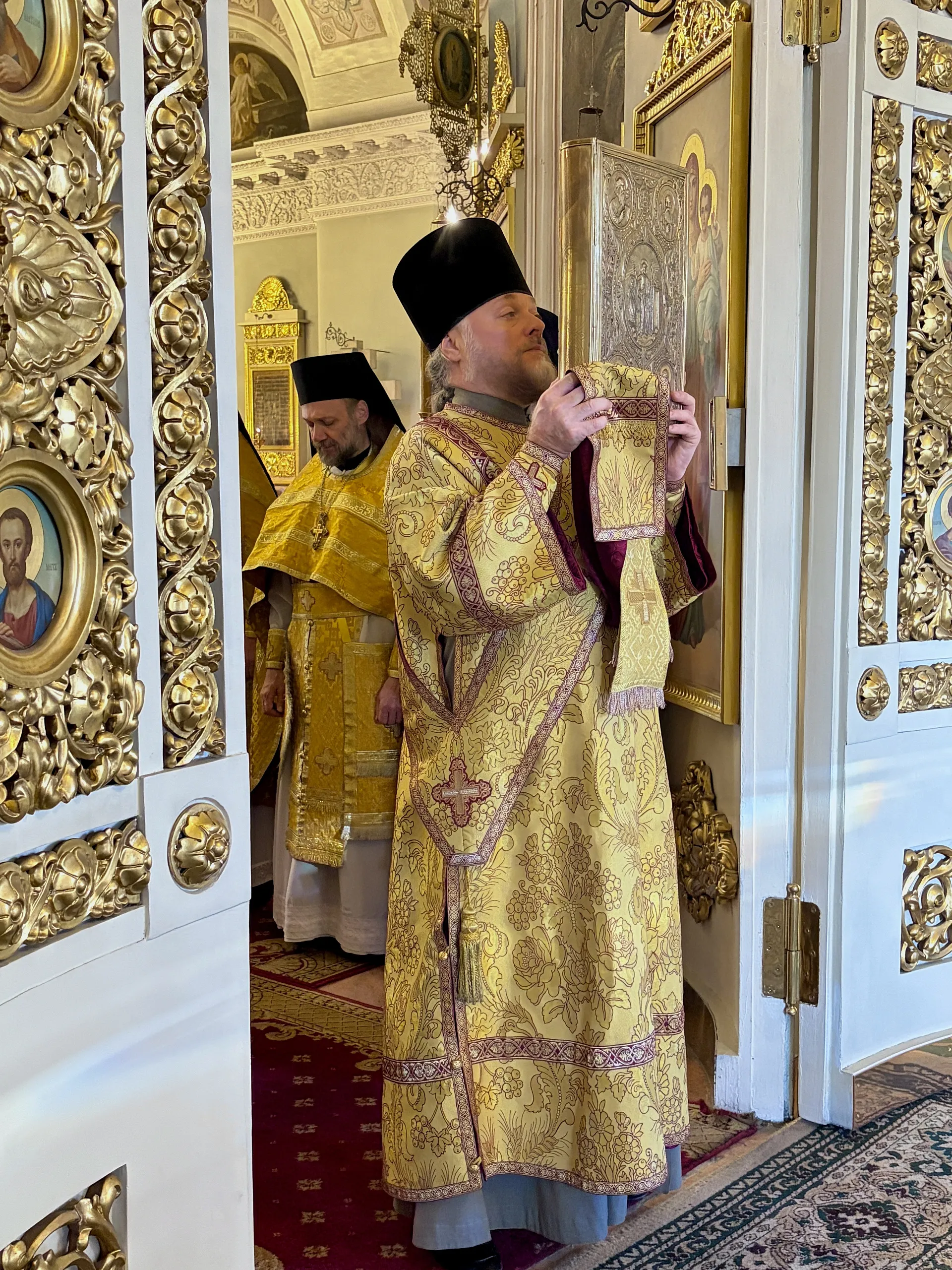 Божественная Литургия в Троицком соборе в Неделю 21-ю по Пятидесятнице