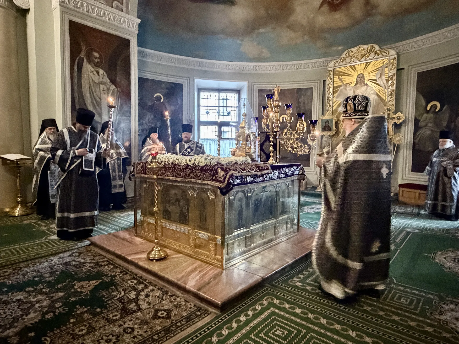 В Великий Пяток в Даниловой обители совершена вечерня с выносом Плащаницы Спасителя