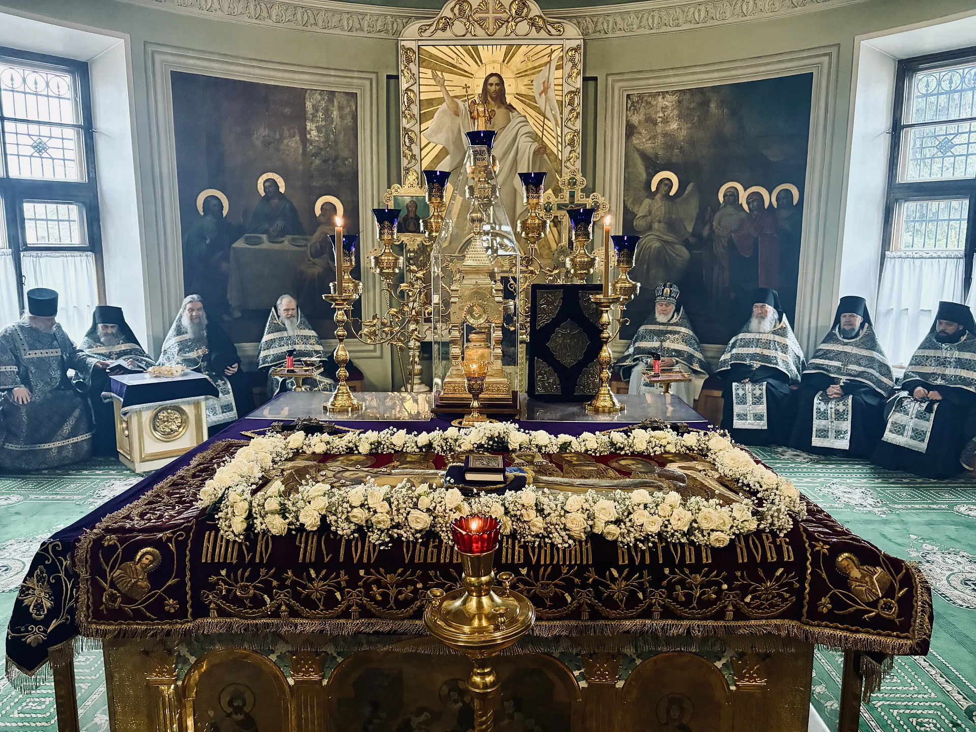 В Великий Пяток в Даниловой обители совершена вечерня с выносом Плащаницы Спасителя