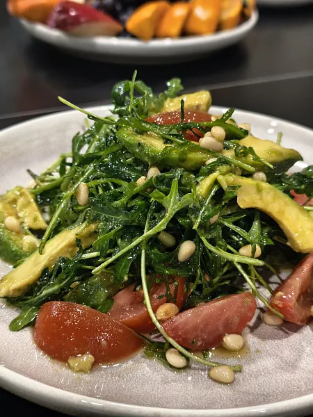 Салат с рукколой и авокадо