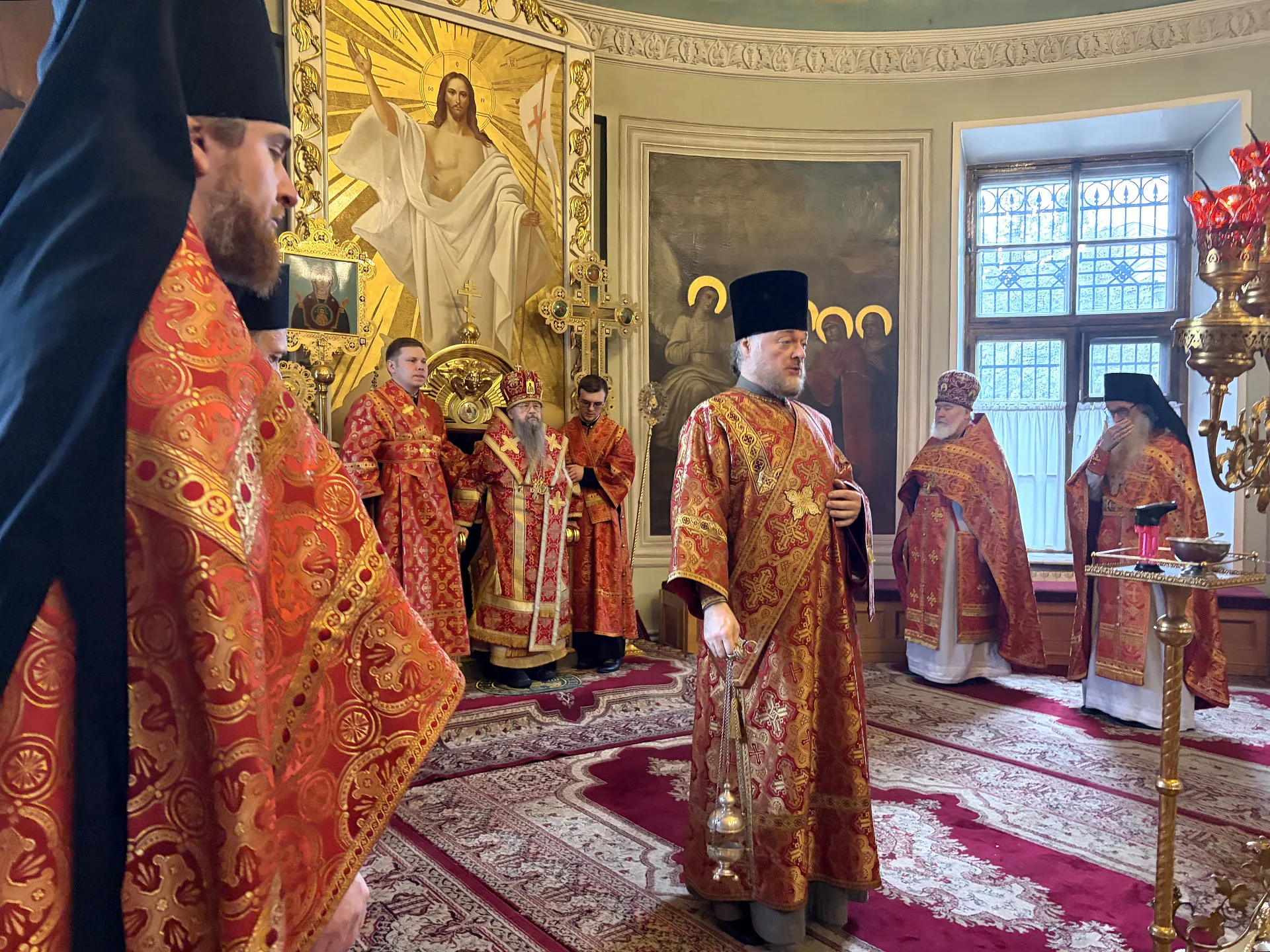 Божественная Литургия в Троицком соборе в Неделю 3-ю по Пасхе, святых жен-мироносиц