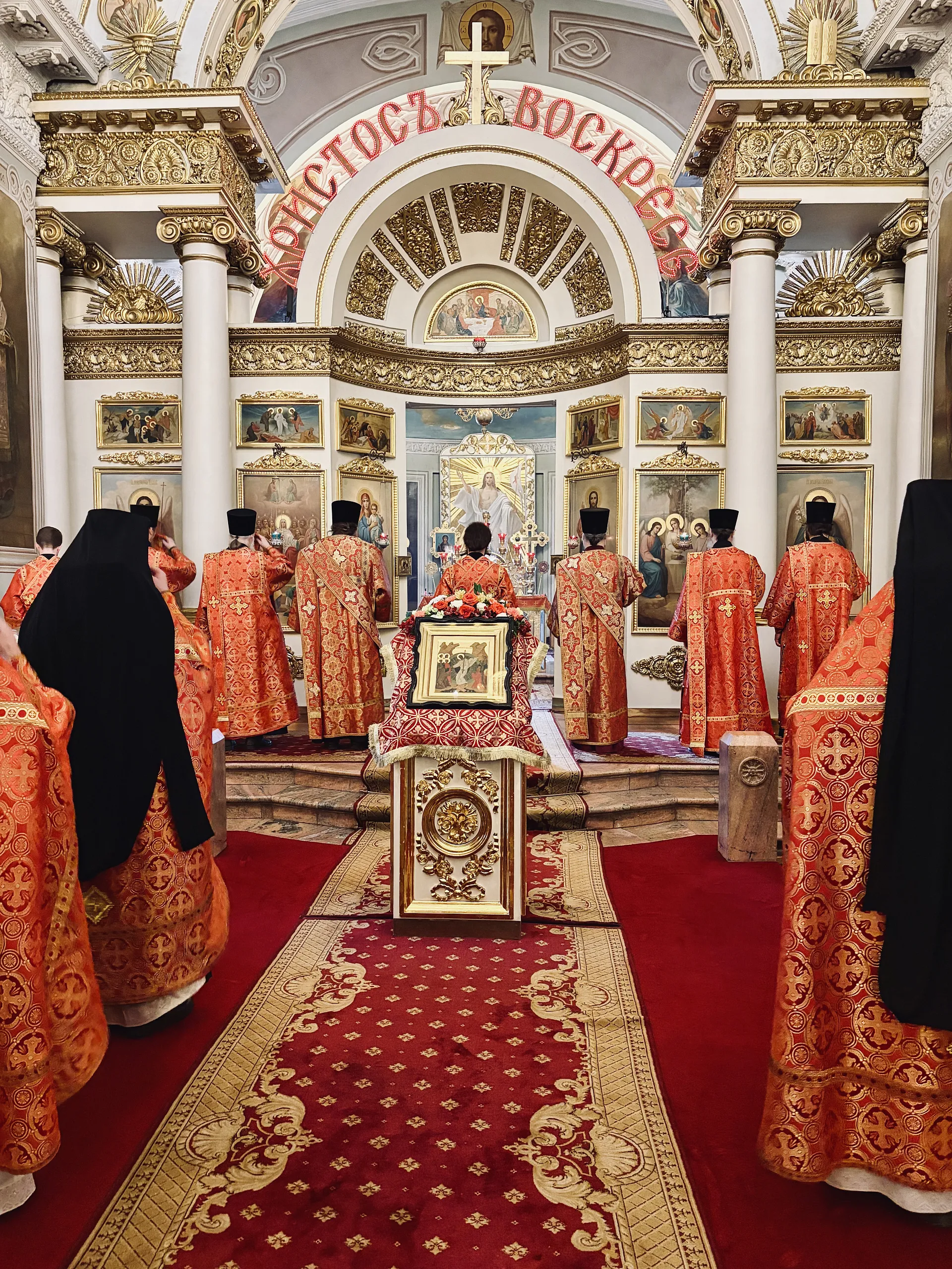 В Неделю 2-ю по Пасхе, апостола Фомы, епископ Алексий совершил Литургию в Даниловом монастыре 