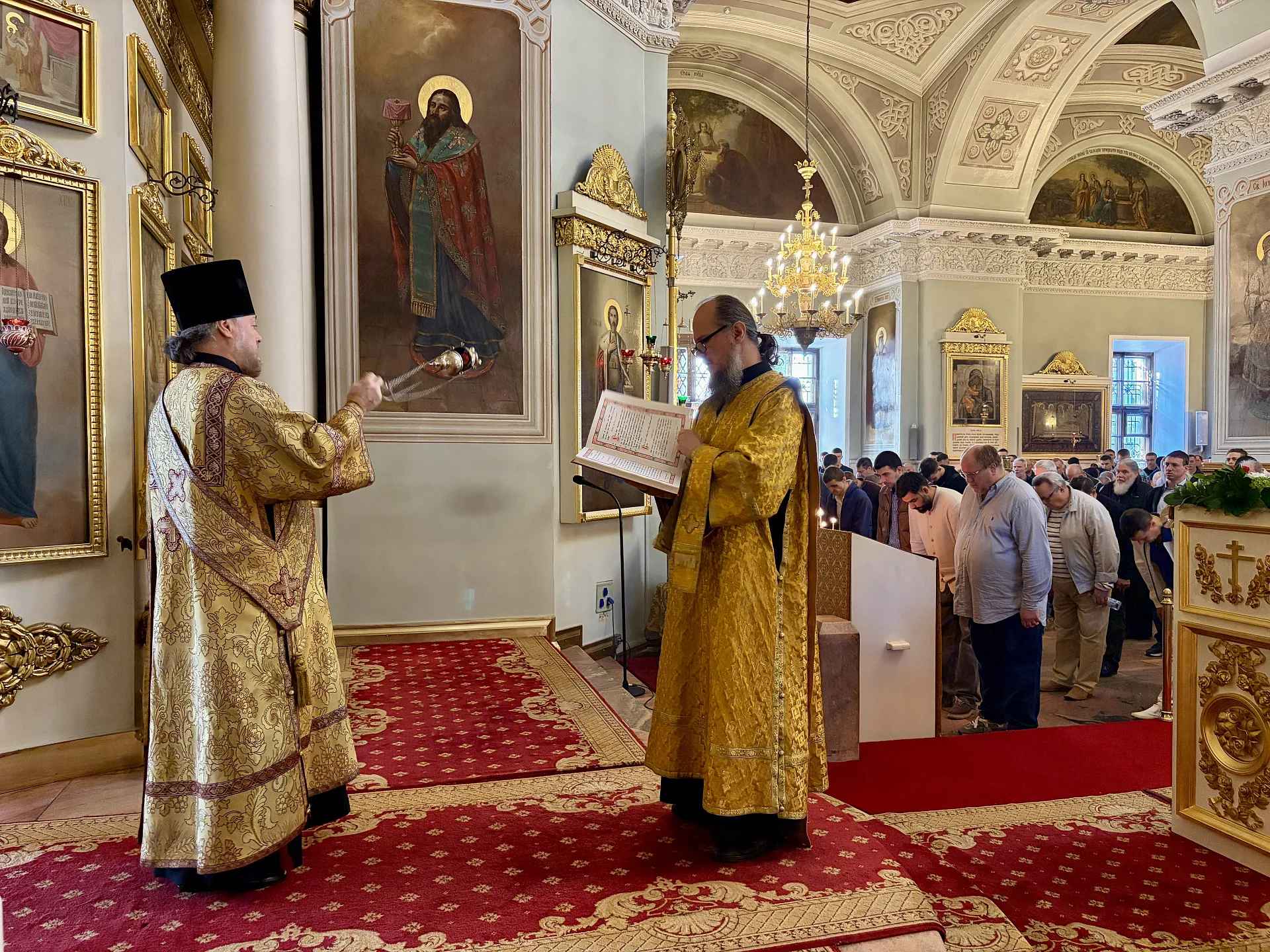 Божественная Литургия в Троицком соборе в Неделю 16-ю по Пятидесятнице, пред Воздвижением