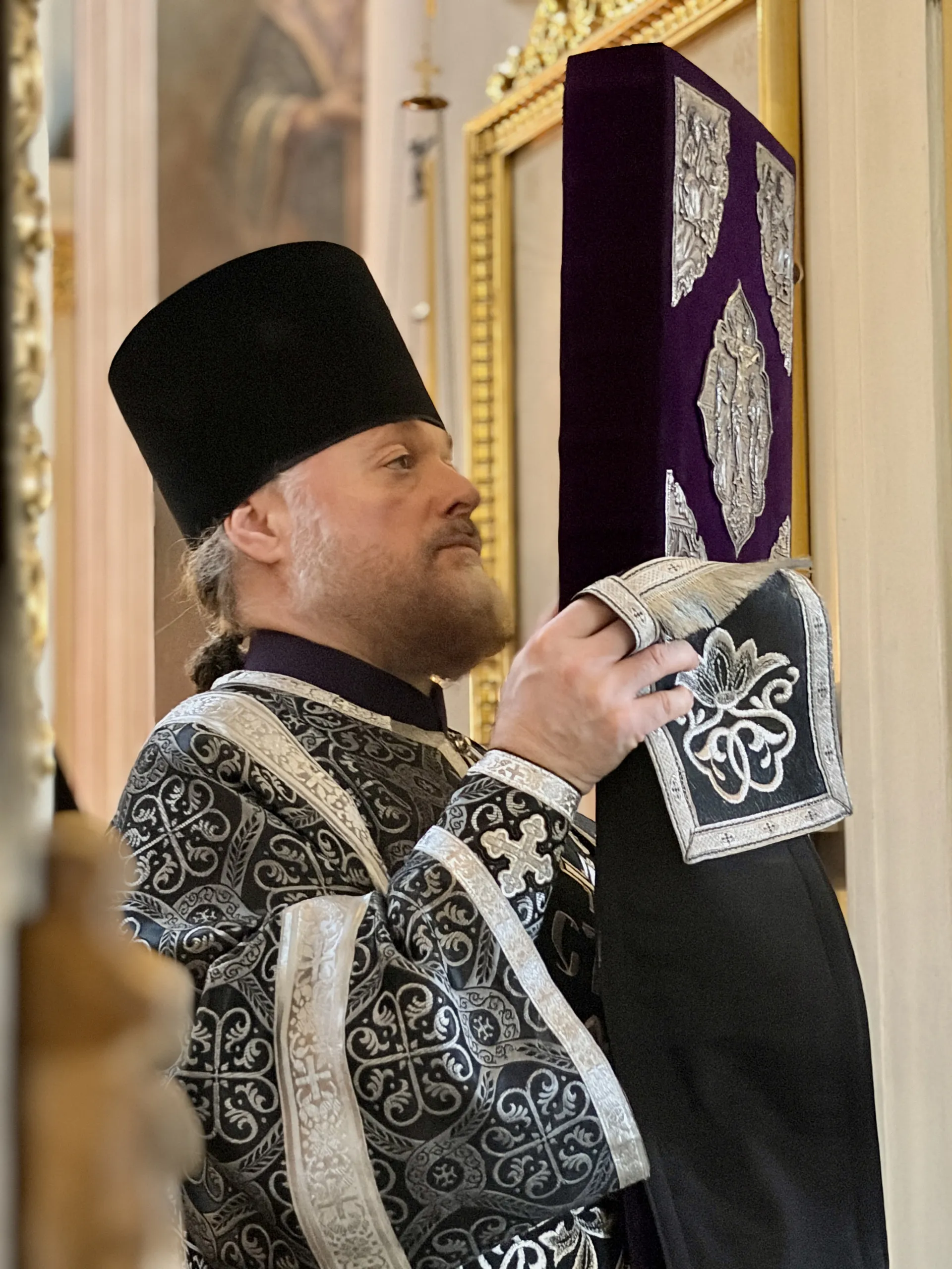 В Великий Пяток в Даниловой обители совершена вечерня с выносом Плащаницы Спасителя