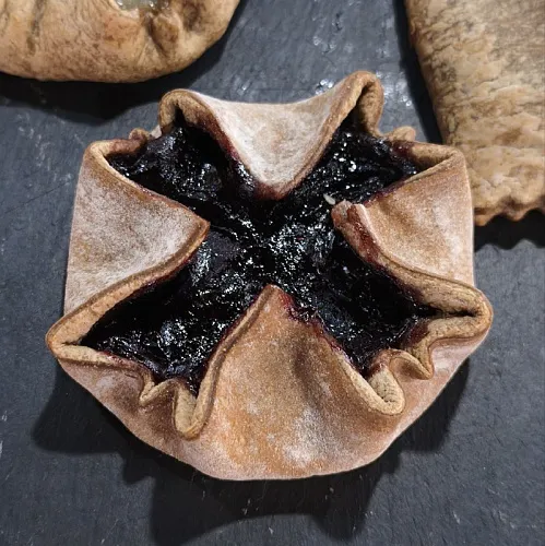 Постный карельский пирожок с черникой