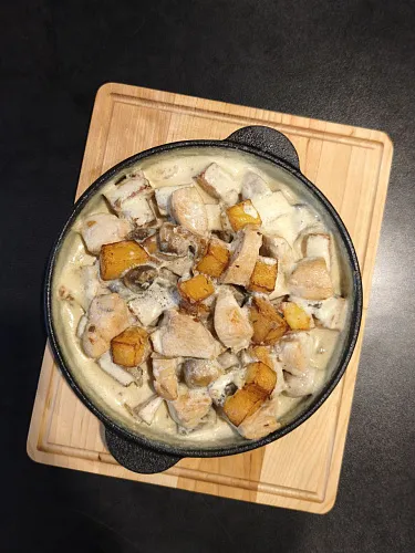 Жаркое курица в сливочном соусе