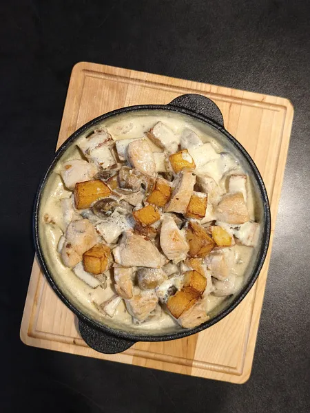 Жаркое курица в сливочном соусе