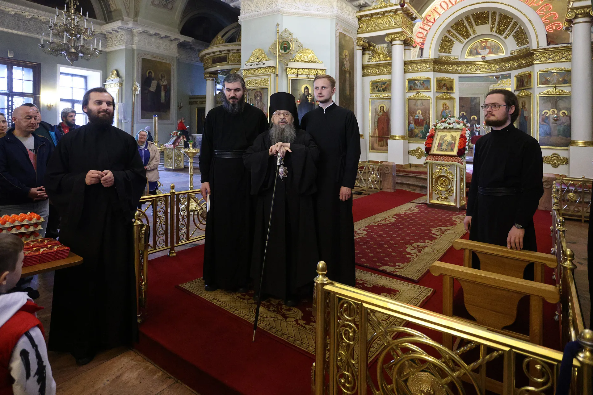 Сотрудники Данилова монастыря поздравили наместника обители с праздником Воскресения Христова
