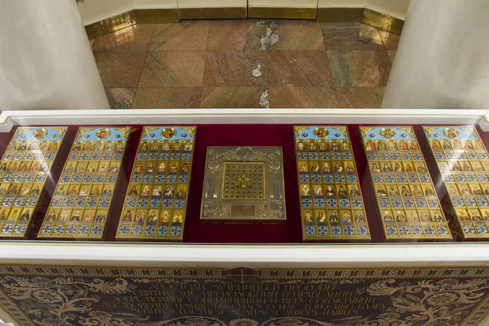 Мраморная рака с частицами мощей и святынь