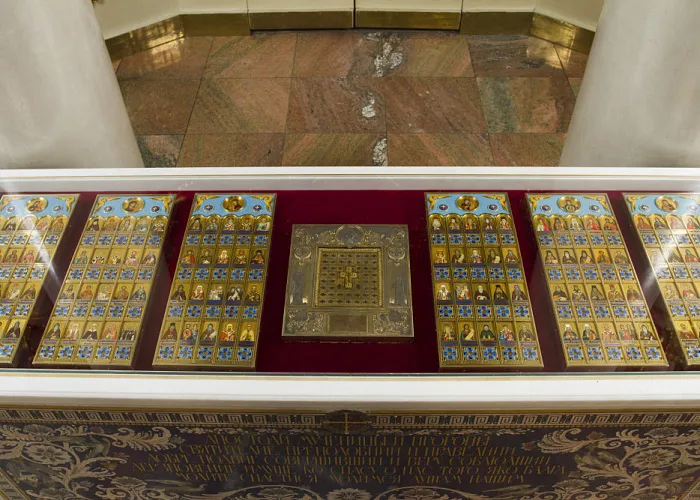 Мраморная рака с частицами мощей и святынь