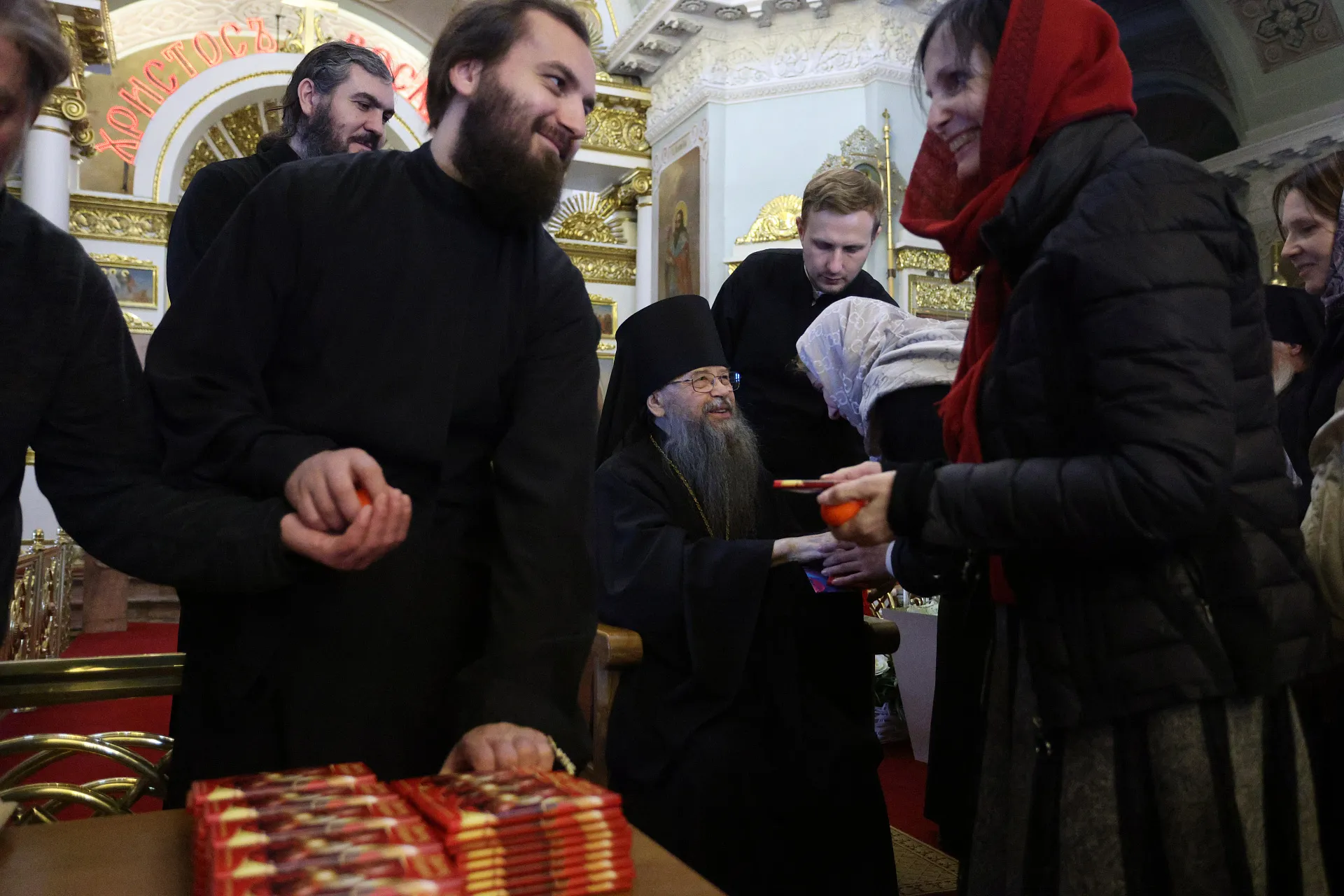 Сотрудники Данилова монастыря поздравили наместника обители с праздником Воскресения Христова