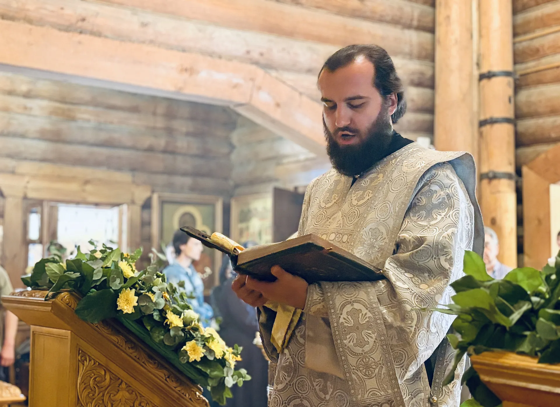 Епископ Алексий возглавил престольный праздник в храме святителя Николая в Измайловском Кремле