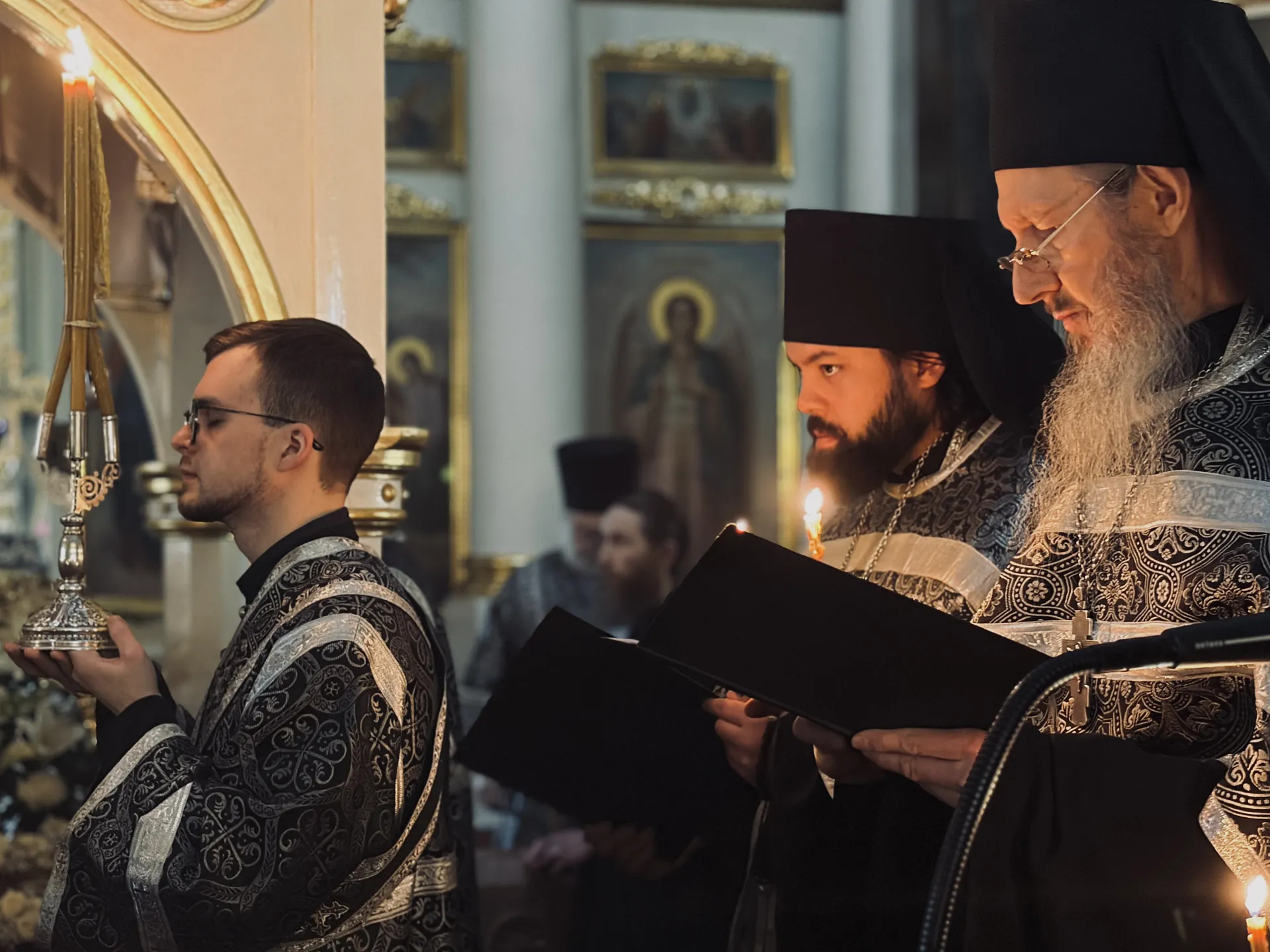 В Великий Пяток в Даниловой обители совершена вечерня с выносом Плащаницы Спасителя