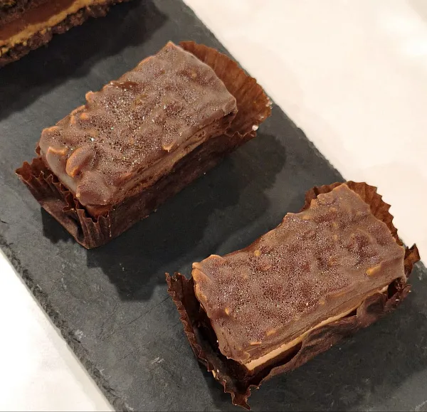 Пирожное сникерс