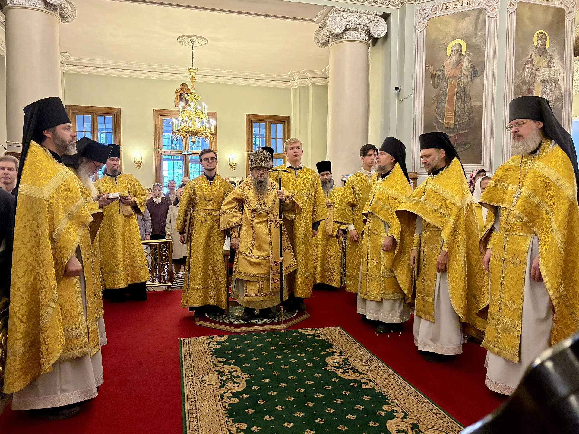 В Неделю всех святых, в земле Русской просиявших, епископ Алексий совершил Литургию в Даниловом монастыре 