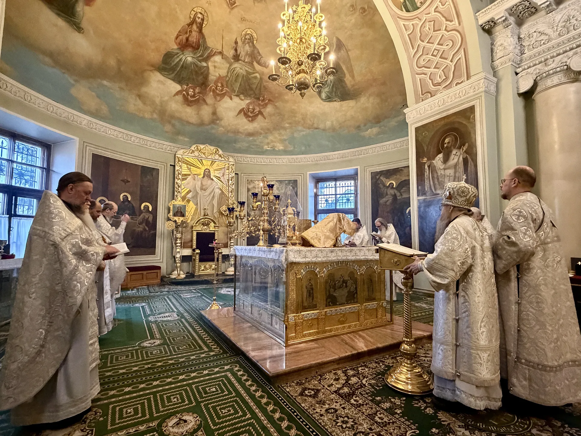Богослужения Великой Субботы прошли в Даниловой обители