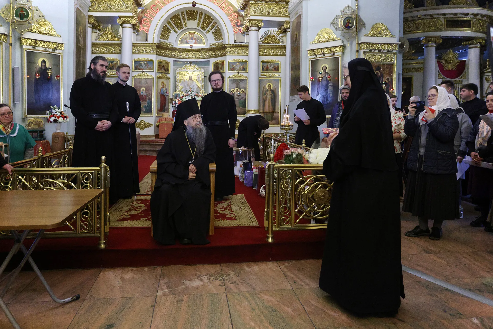 Сотрудники Данилова монастыря поздравили наместника обители с праздником Воскресения Христова