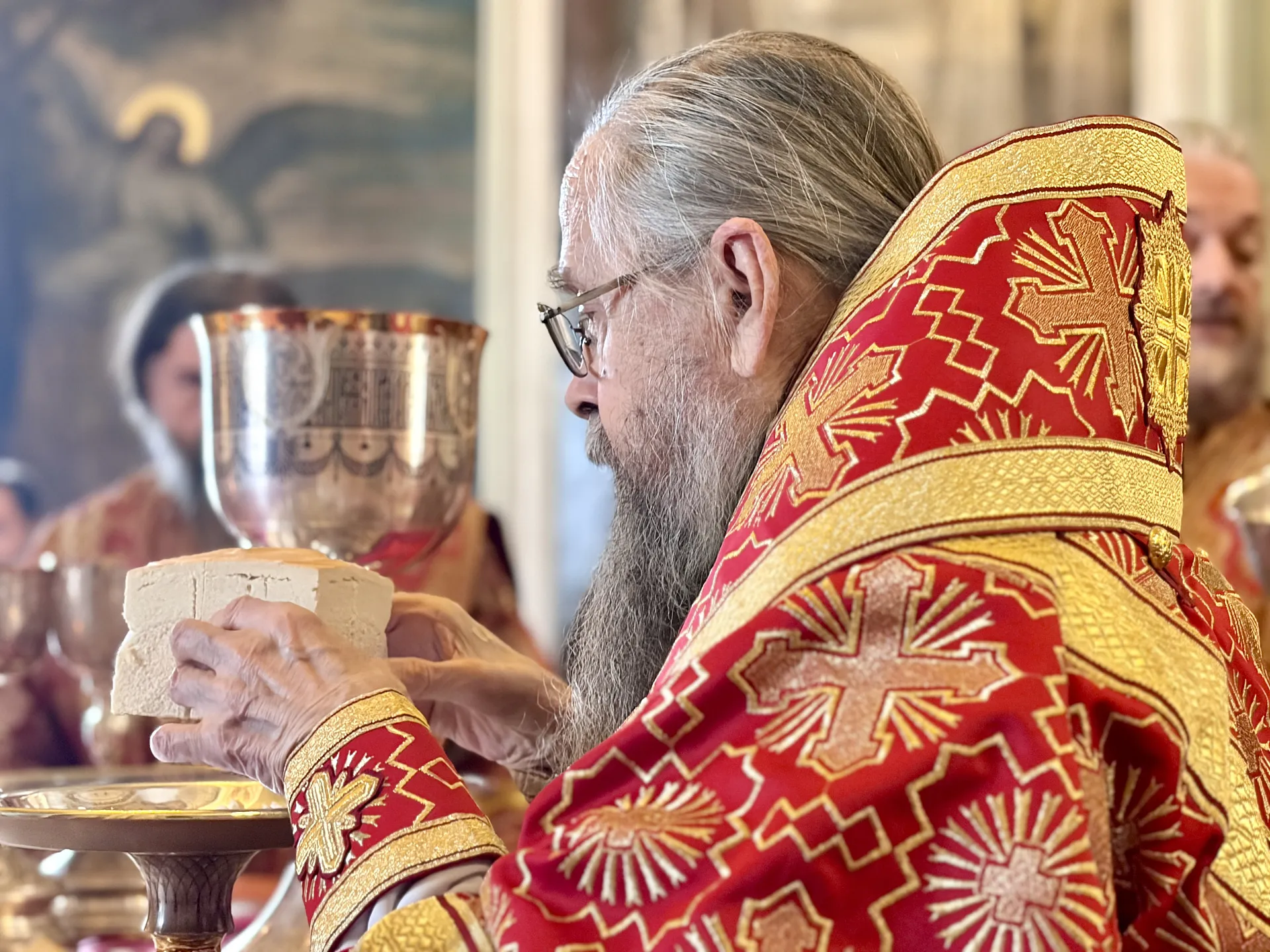 В Неделю 2-ю по Пасхе, апостола Фомы, епископ Алексий совершил Литургию в Даниловом монастыре 