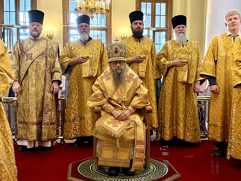 Божественная Литургия в Троицком соборе в Неделю всех святых