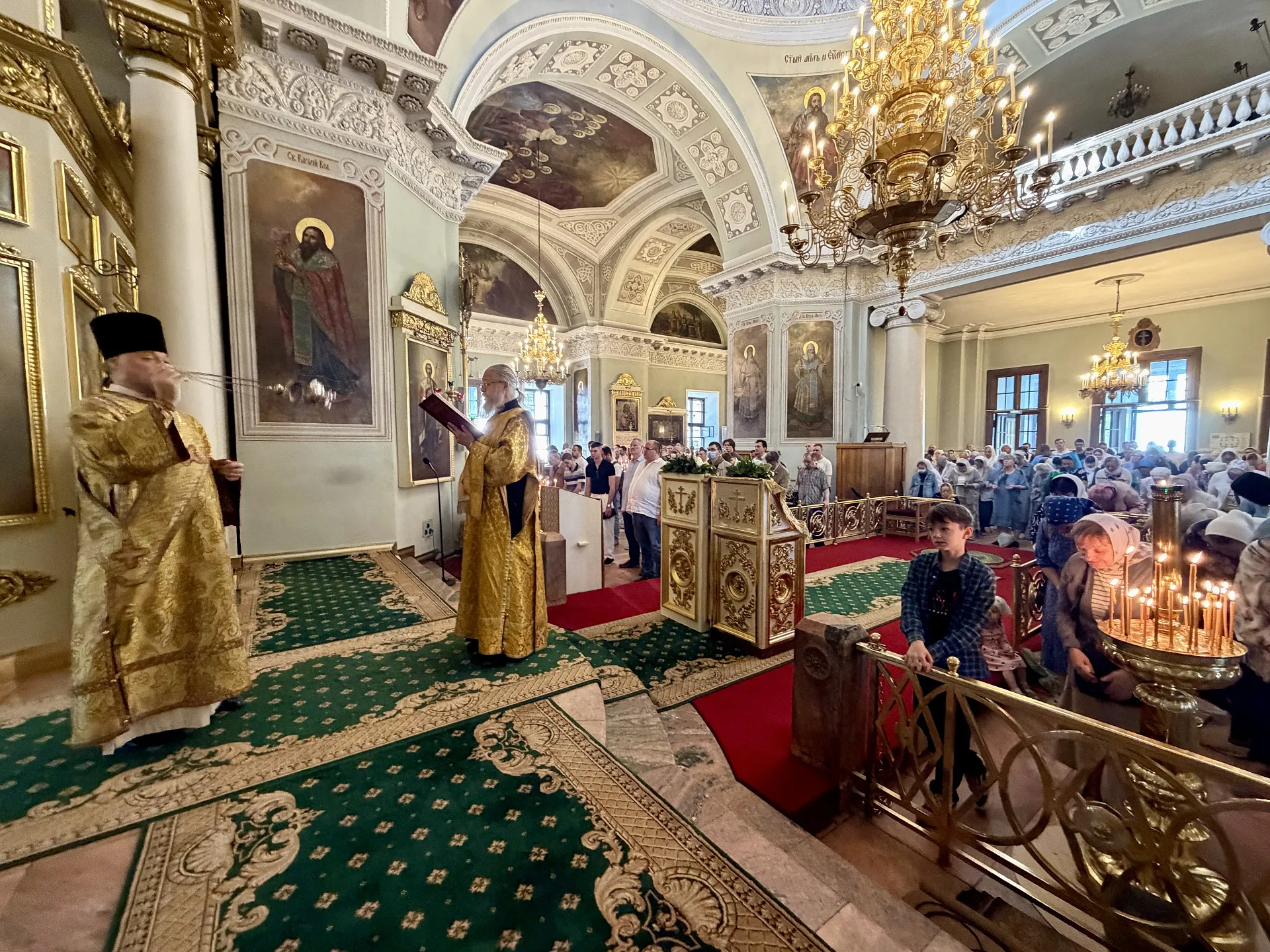 Божественная Литургия в Троицком соборе в Неделю всех святых