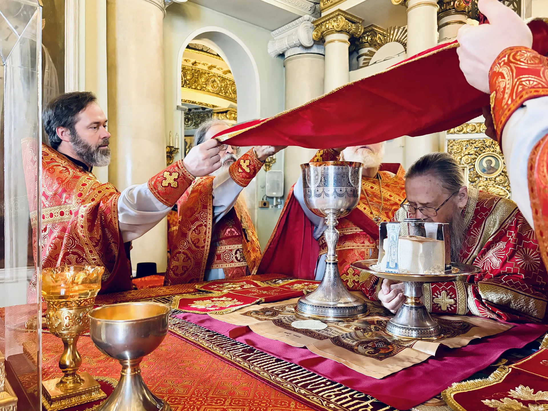Божественная Литургия в Троицком соборе в Неделю 3-ю по Пасхе, святых жен-мироносиц