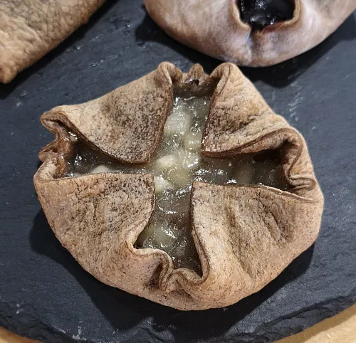 Постный карельский пирожок с яблоком и грушей