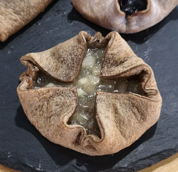 Постный карельский пирожок с яблоком и грушей