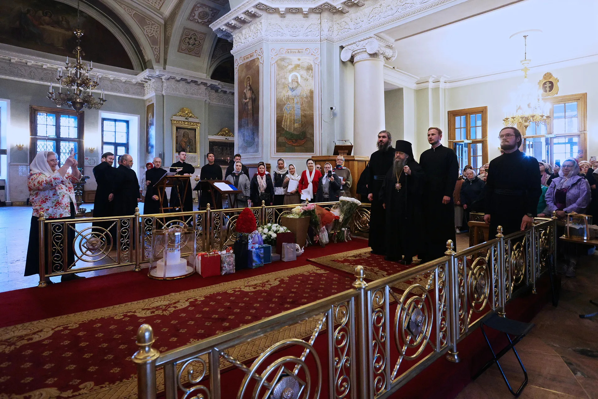 Сотрудники Данилова монастыря поздравили наместника обители с праздником Воскресения Христова