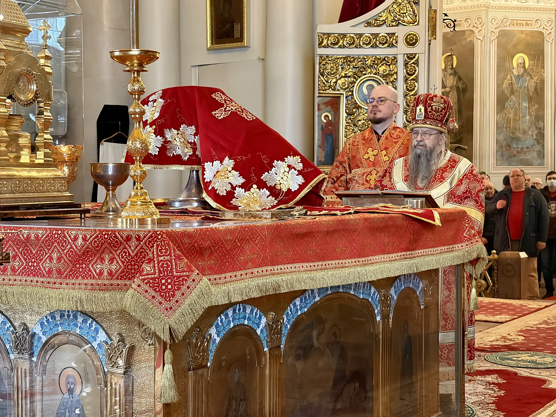 Божественная Литургия в Троицком соборе в Неделю 3-ю по Пасхе, святых жен-мироносиц