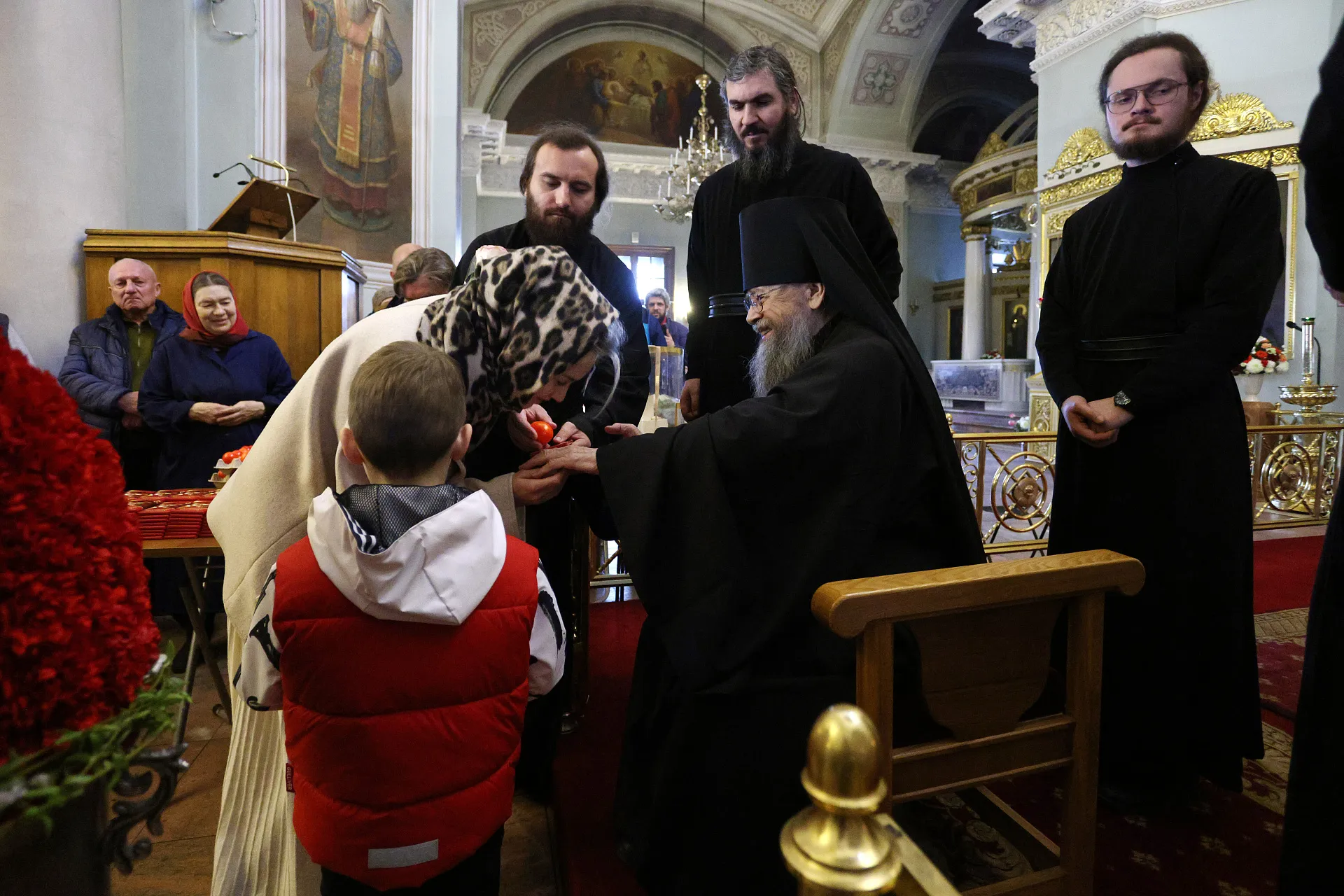Сотрудники Данилова монастыря поздравили наместника обители с праздником Воскресения Христова