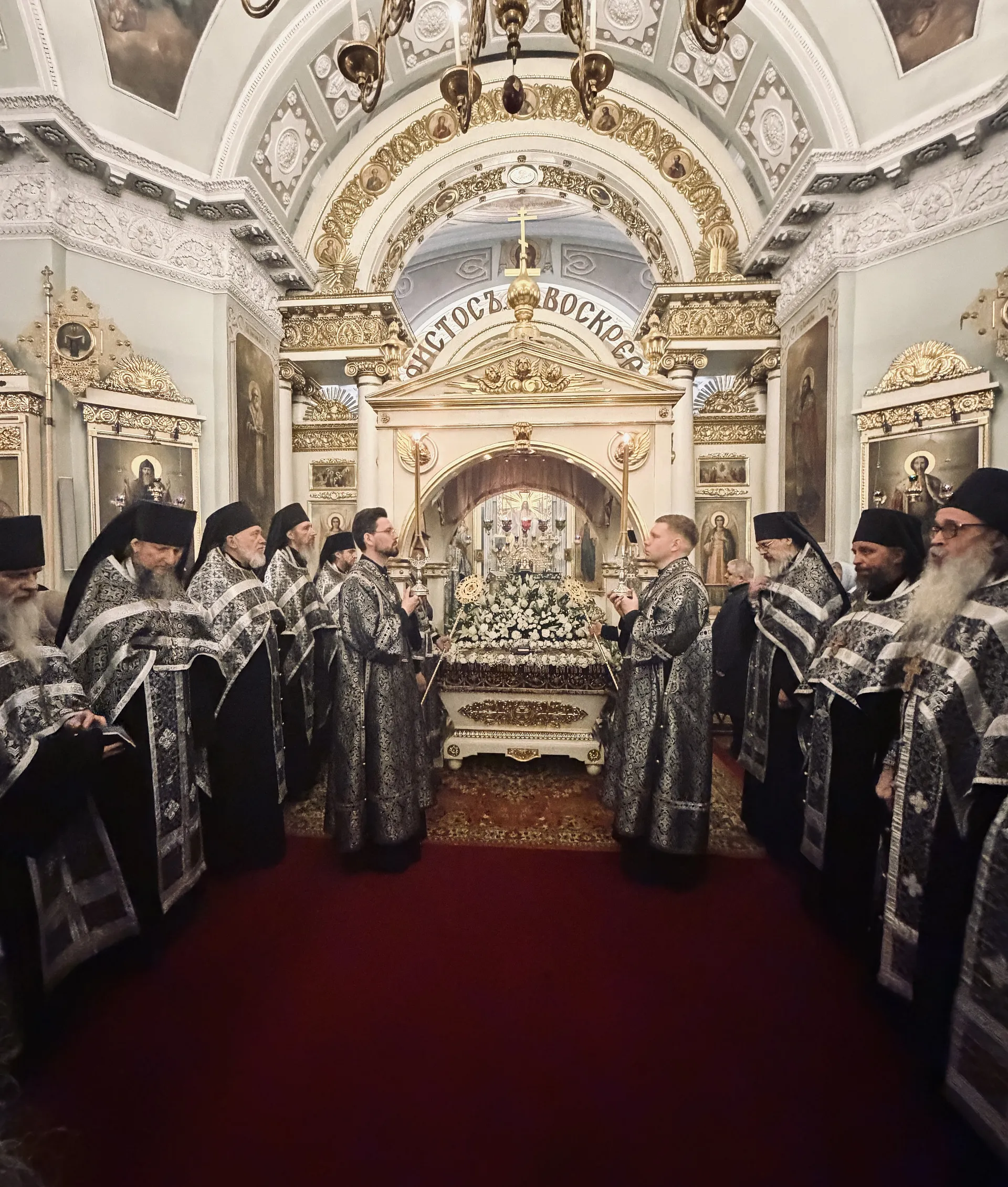 В канун Великой Субботы епископ Алексий возглавил утреню с чином погребения в Троицком соборе