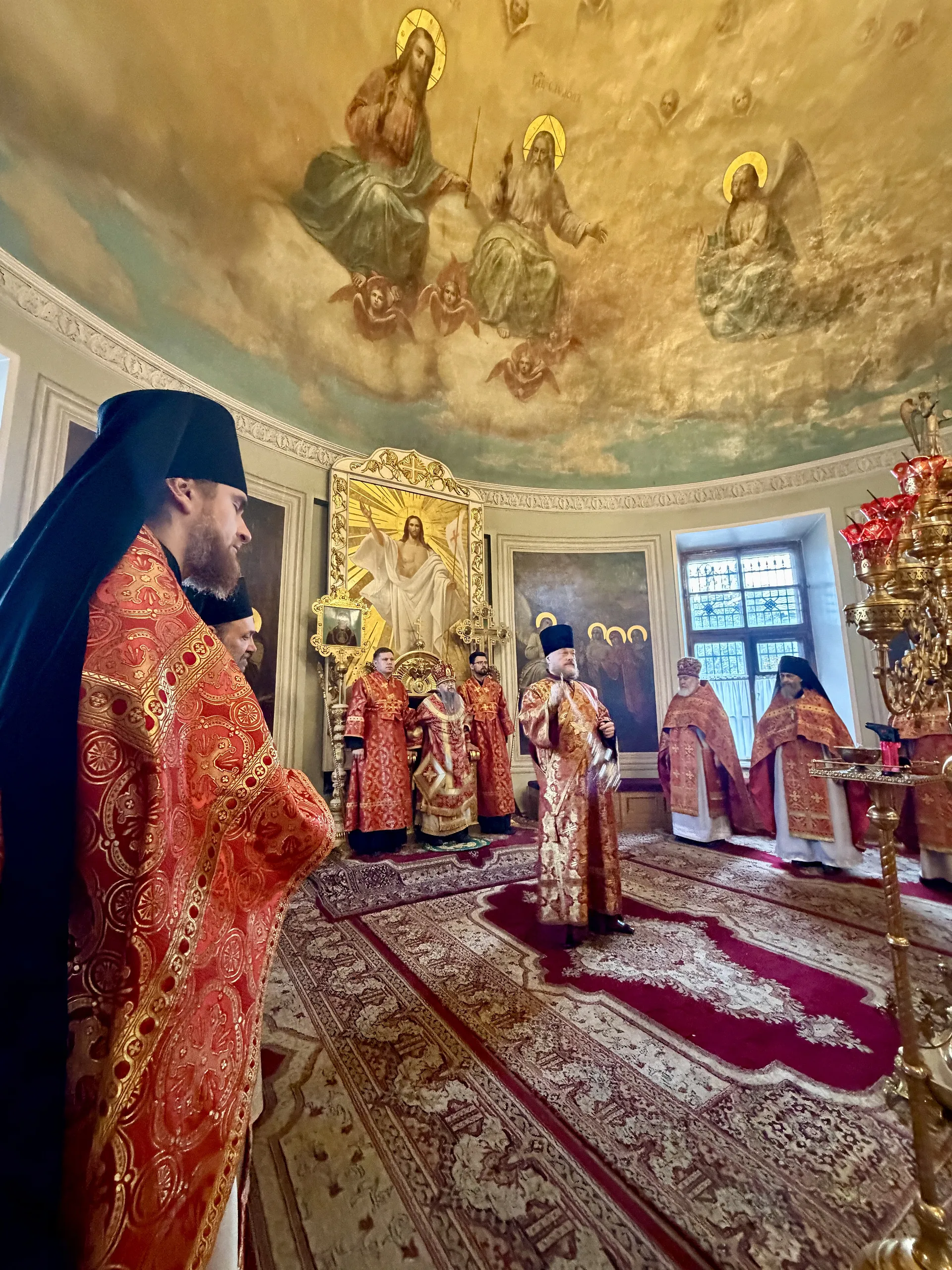 В Неделю 2-ю по Пасхе, апостола Фомы, епископ Алексий совершил Литургию в Даниловом монастыре 