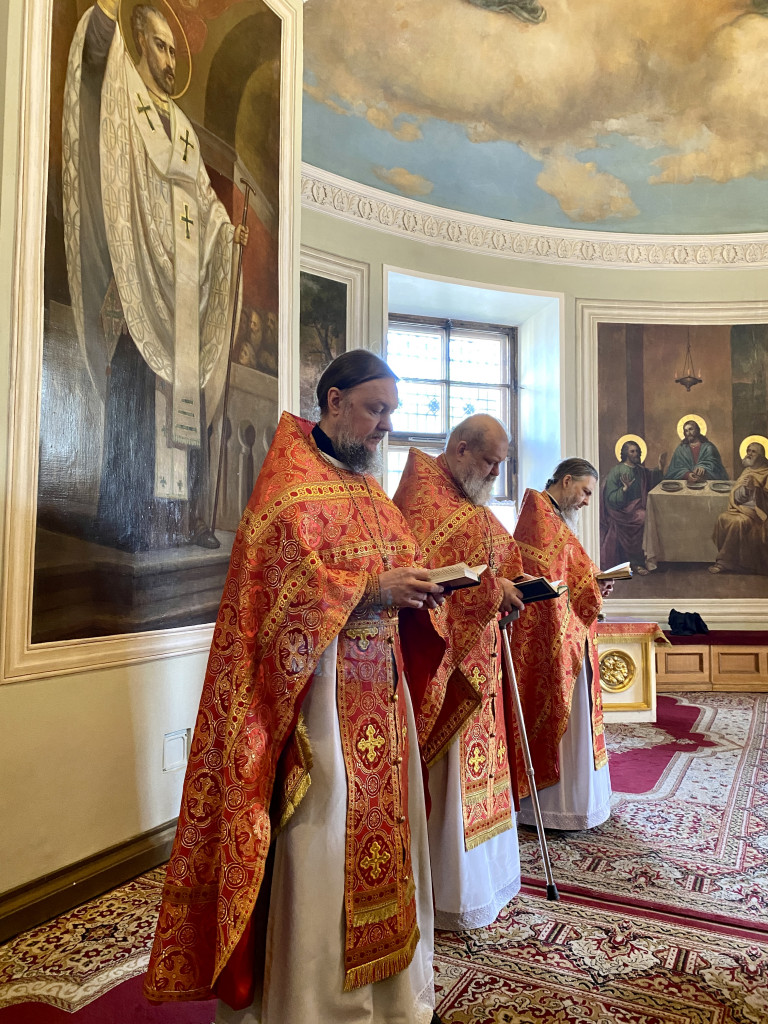 Божественная Литургия в Троицком соборе в Неделю 3-ю по Пасхе, святых жен-мироносиц