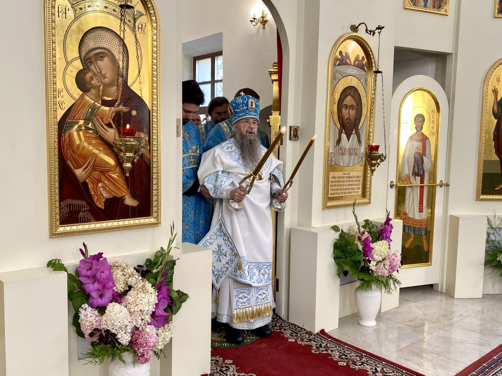 На подворье Данилова монастыря в честь иконы Божией Матери "Всецарица" встретили престольный праздник