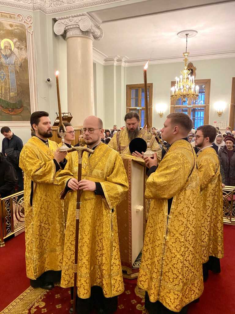В Неделю 23-ю по Пятидесятнице епископ Алексий возглавил Божественную Литургию в Даниловой обители