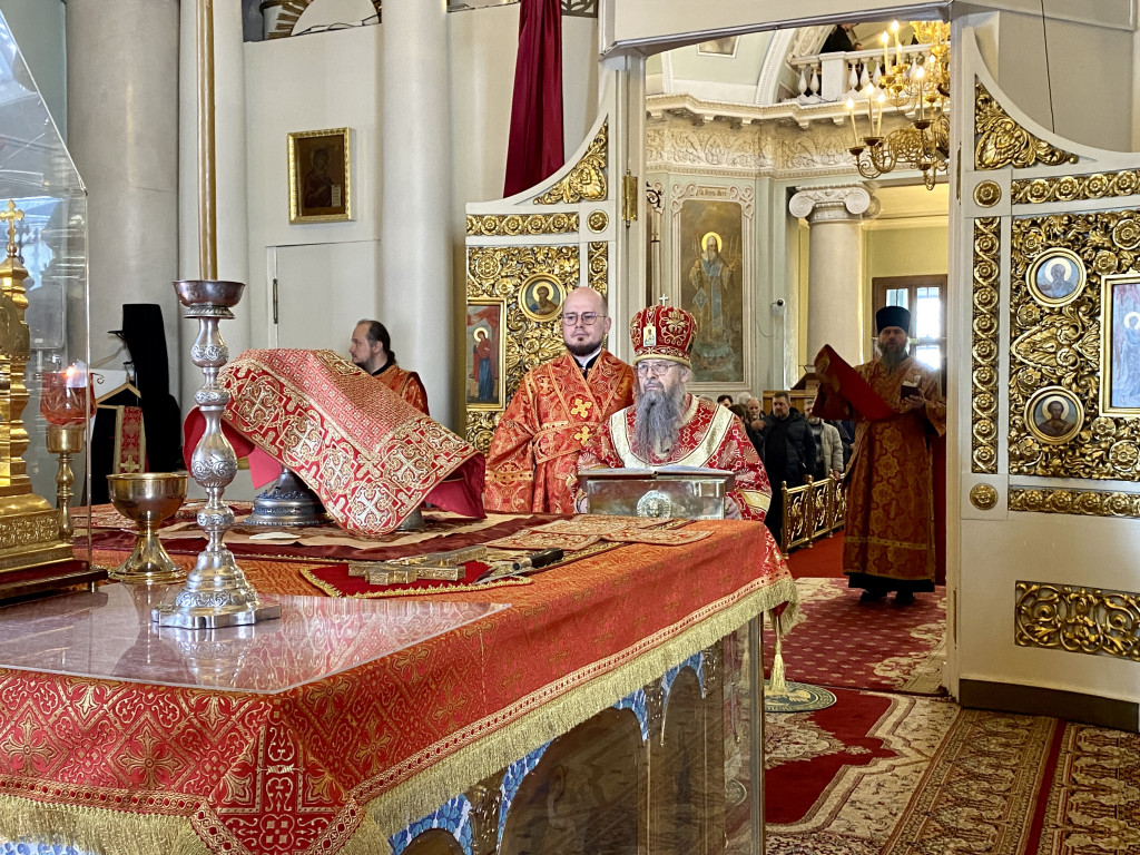 Божественная Литургия в Троицком соборе в Неделю 2-ю по Пасхе, апостола Фомы
