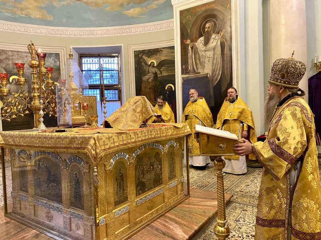 В Неделю 23-ю по Пятидесятнице епископ Алексий возглавил Божественную Литургию в Даниловой обители