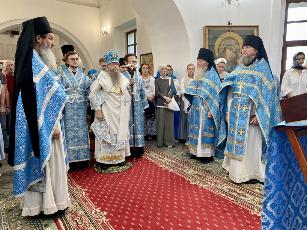 На подворье Данилова монастыря в честь иконы Божией Матери "Всецарица" встретили престольный праздник