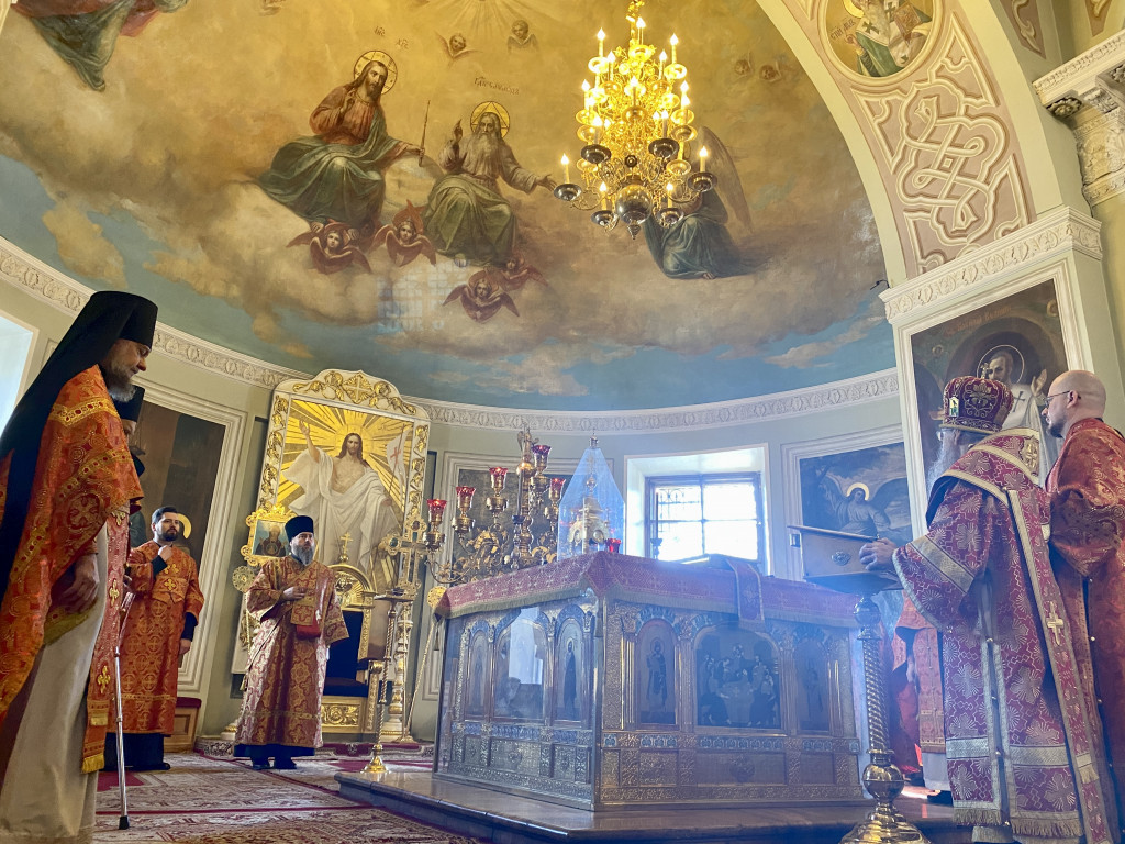 Божественная Литургия в Троицком соборе в Неделю 3-ю по Пасхе, святых жен-мироносиц