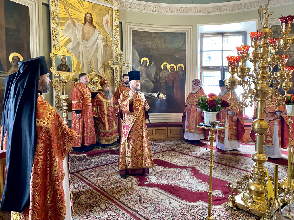 Божественная Литургия в Троицком соборе в Неделю 2-ю по Пасхе, апостола Фомы