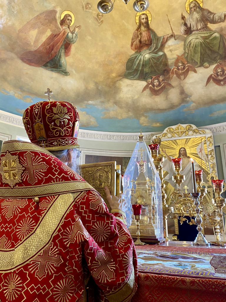 Божественная Литургия в Троицком соборе в Неделю 3-ю по Пасхе, святых жен-мироносиц